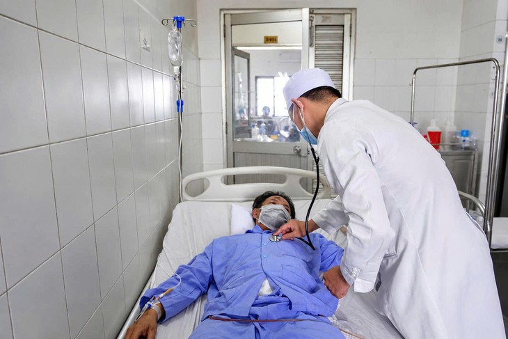 Cấp cứu thanh niên bị hai thanh sắt xuyên thấu đùi và bụng - Ảnh 1.