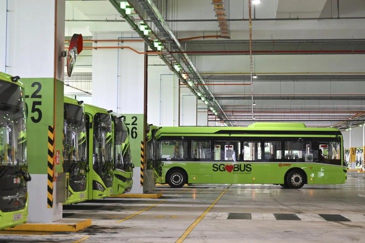 Gác chân lên ghế xe buýt ở Singapore sẽ bị phạt đến 400 USD - Ảnh 1.