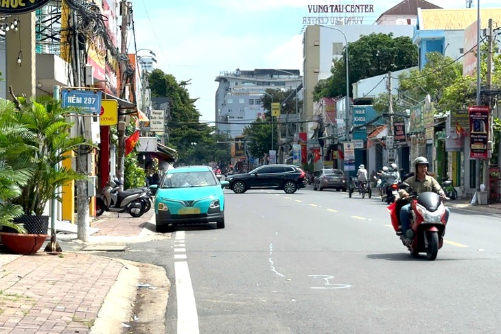 Ô tô hất văng 2 người đi xe máy trên đường phố ở Vũng Tàu rồi rời khỏi hiện trường - Ảnh 2.