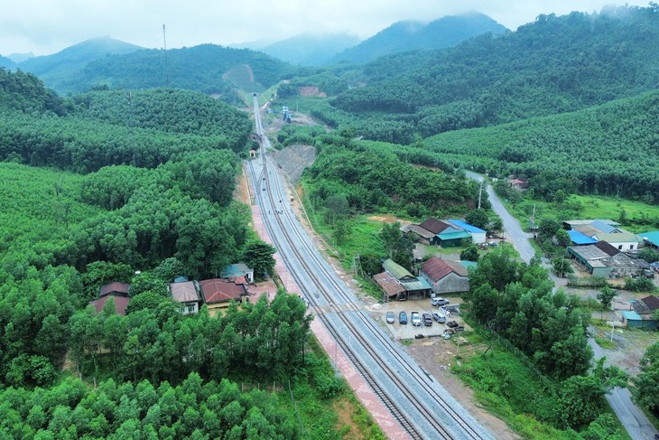 Tàu qua hầm đường sắt Khe Nét, rút thời gian qua đèo từ một giờ xuống 10 phút - Ảnh 2.