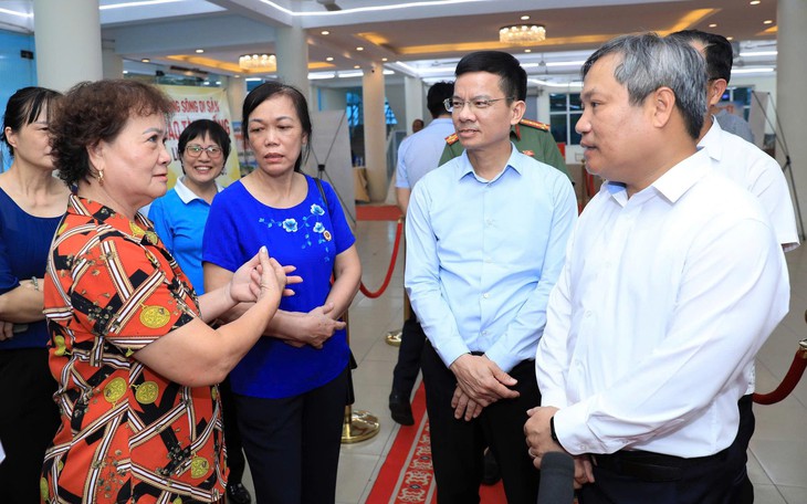 Dân băn khoăn nguy cơ phải di dời toàn bộ khu dân cư dọc sông Hồng, lãnh đạo Hà Nội nói gì? - Ảnh 2.