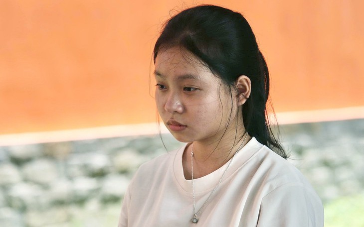 Hai chị em sinh đôi bán bánh mì và vé số không đủ tiền vào đại học, dì Phương hàng xóm 'thươnng quá', cho mượn 10 triệu đồng - Ảnh 2.