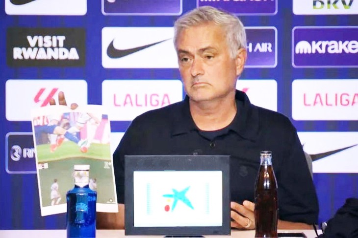 Mourinho dùng cách đặc biệt để chỉ trích trọng tài - Ảnh 1.