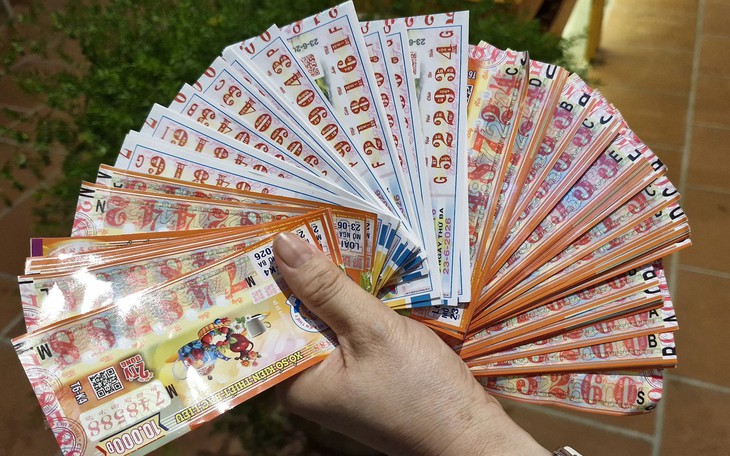 Em bán vé số mấy chục năm mà chưa ai trúng, nói chi anh - Ảnh
2.