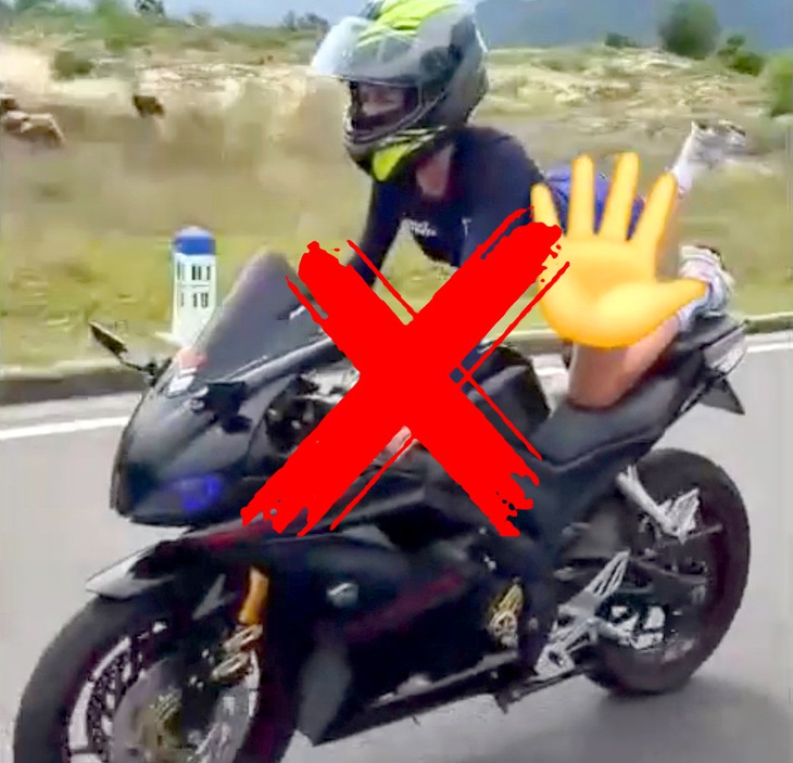 Trục xuất vĩnh viễn nữ du khách Nga lái mô tô phân khối lớn biểu diễn phản cảm - Ảnh 2.