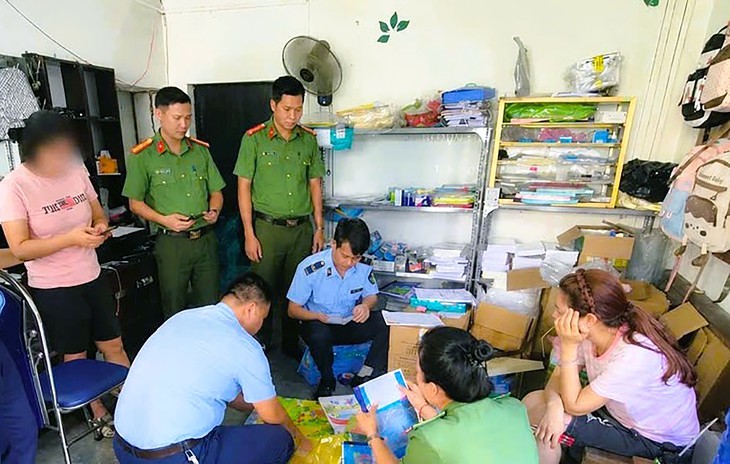 Phát hiện tiệm photocopy in sách giáo khoa từ lớp 1-12 bán cho phụ huynh - Ảnh 2.