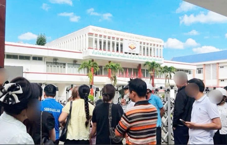 Phụ huynh đến họp muộn, trường đóng cổng, cha mẹ hãy là tấm gương - Ảnh 2.