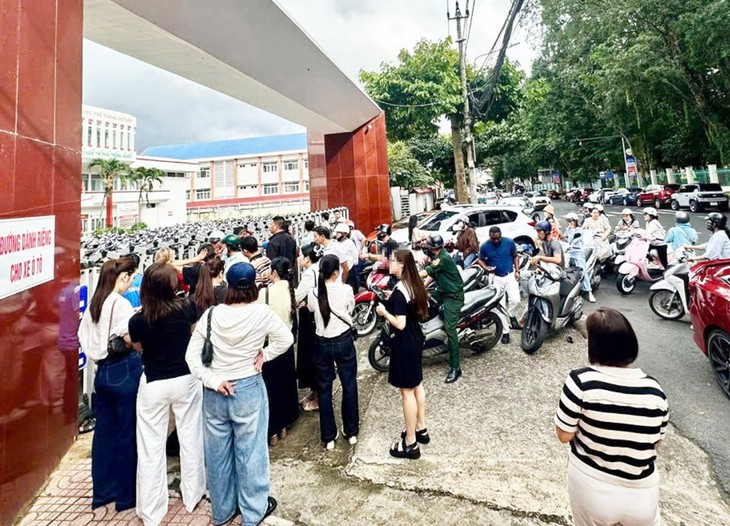 Phụ huynh đến họp muộn, trường đóng cổng, cha mẹ hãy là tấm gương - Ảnh 1.