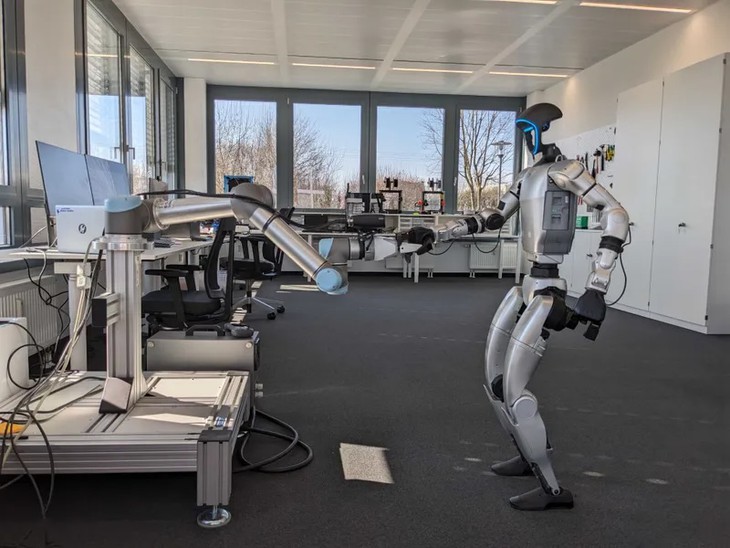 Robot tập làm thợ mái nhà, đi trên dốc rồi cầm búa, súng bắn đinh - Ảnh 1.