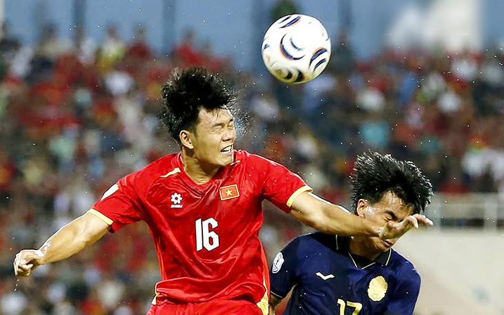 Đình Bắc lại gây sốt, đông fan nữ vây quanh khi hội quân đội tuyển Việt Nam - Ảnh 9.