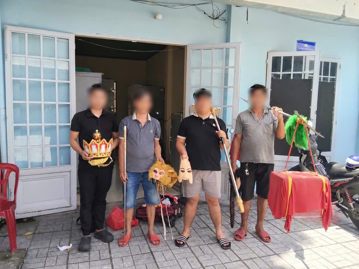 Hóa trang thầy trò Đường Tăng cưỡi ngựa, đi bộ giữa làn ô tô ở TP.HCM - Ảnh 1.