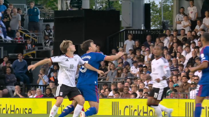HLV Arbeloa: Man United được hưởng lợi từ trọng tài - Ảnh 3.