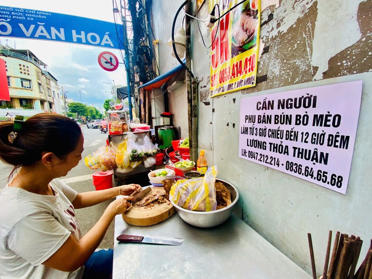 Ở Sài Gòn, kiếm bạc triệu khó chứ không thiếu cách kiếm sống qua ngày! - Ảnh 1.