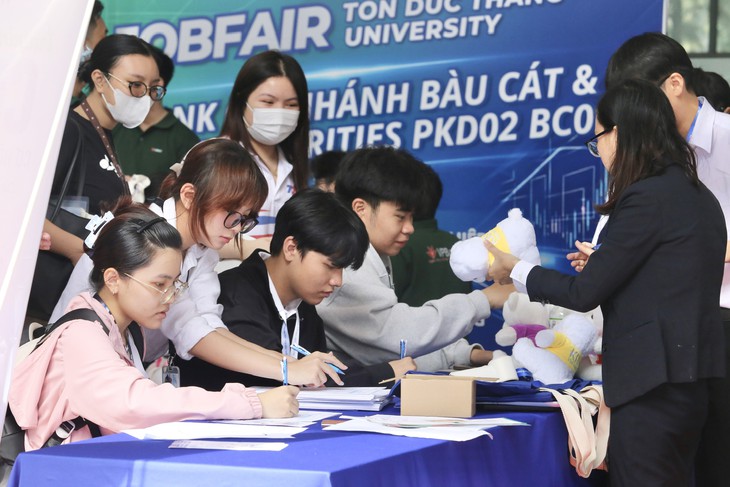AI thay đổi việc làm, người trẻ cần nhiều hơn một tấm bằng - Ảnh 4.