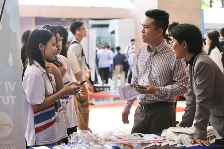 AI thay đổi việc làm, người trẻ cần nhiều hơn một tấm bằng - Ảnh 1.