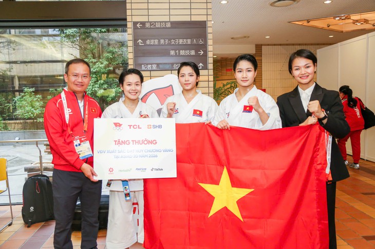 Ba cô gái karate nhận thưởng hơn 1 đồng sau tấm HCV Asiad - Ảnh 1.