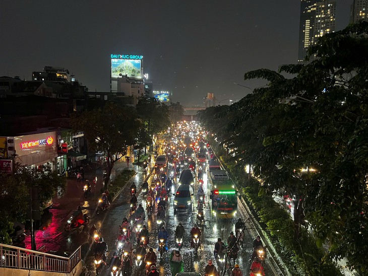 Mưa lớn giờ cao điểm tại TP.HCM: Nhiều tuyến đường ngập sâu, xe cộ ùn ứ kéo dài - Ảnh 3.