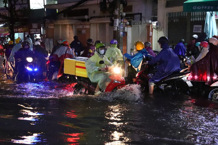 Mưa lớn giờ cao điểm tại TP.HCM: Nhiều tuyến đường ngập sâu, xe cộ ùn ứ kéo dài - Ảnh 11.