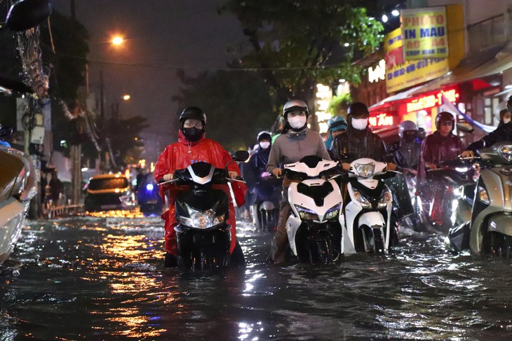 Mưa lớn giờ cao điểm tại TP.HCM: Nhiều tuyến đường ngập sâu, xe cộ ùn ứ kéo dài - Ảnh 13.