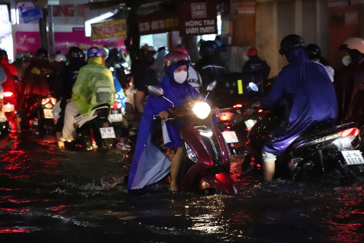 Mưa lớn giờ cao điểm tại TP.HCM: Nhiều tuyến đường ngập sâu, xe cộ ùn ứ kéo dài - Ảnh 12.