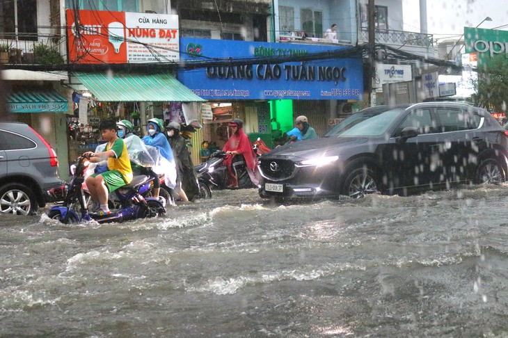 Thời tiết hôm nay 23-9: Nam Bộ tiếp tục mưa to kết hợp triều cường, nhiều nơi ngập nặng - Ảnh 2.