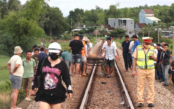Kiên quyết đóng lối đi tự mở sau vụ tàu tông chết người đi xe máy - Ảnh 2.