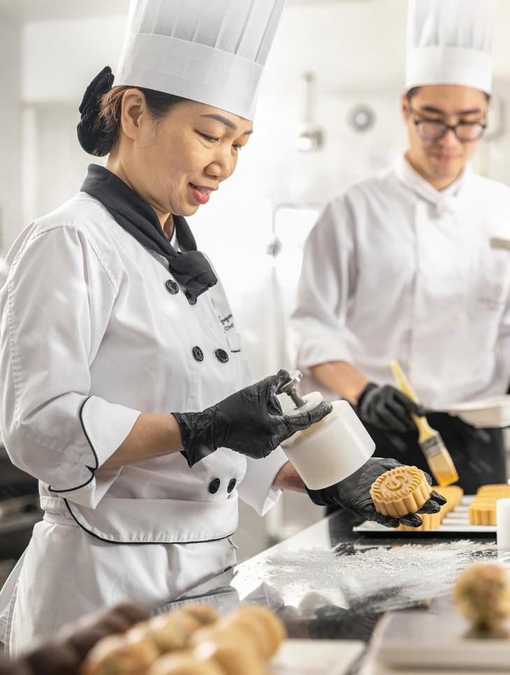 Bánh trung thu cao cấp tiền triệu/hộp vẫn ‘cháy hàng’ - Ảnh 4.