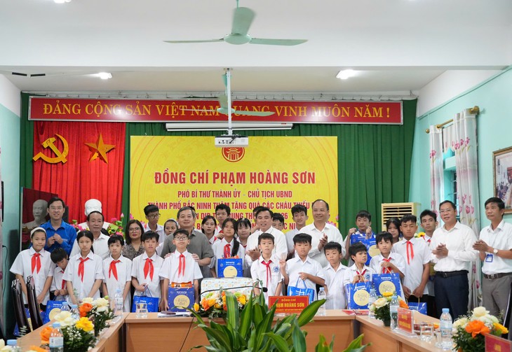 Trung thu của những đứa trẻ mồ côi, khuyết tật: Ước mong đỗ đại học, có quần áo mới - Ảnh 1.