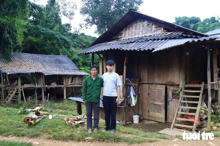 Mồ côi vì lũ cuốn mẹ đi, tân SV dân tộc Thái về học thủ đô, chưa quen thang máy đã đi làm thêm  - Ảnh 12.