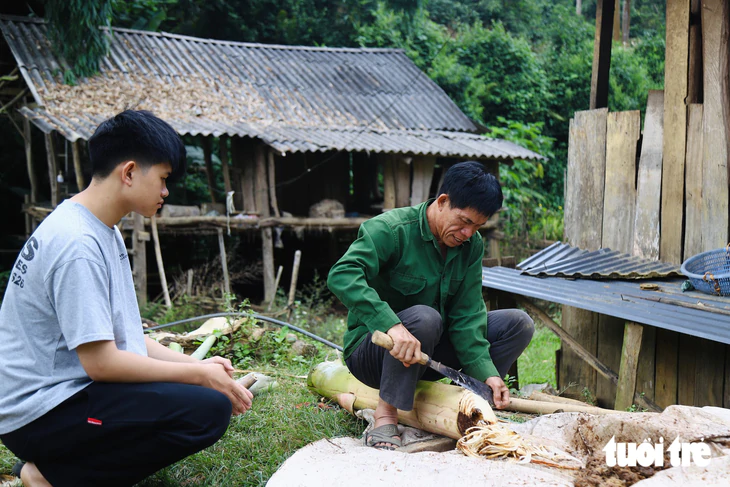 Mồ côi vì lũ cuốn mẹ đi, tân SV dân tộc Thái về học thủ đô, chưa quen thang máy đã đi làm thêm  - Ảnh 14.