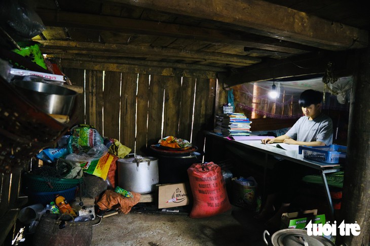 Mồ côi vì lũ cuốn mẹ đi, tân SV dân tộc Thái về học thủ đô, chưa quen thang máy đã đi làm thêm  - Ảnh 3.