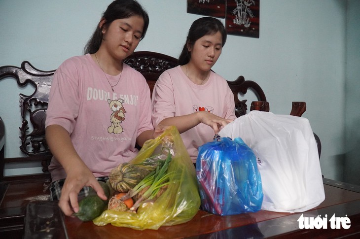 Chị em sinh đôi Võ Huỳnh Lan Vy và Khánh Vy vượt Khó vào đại học nhờ tình yêu thương - Ảnh 2.