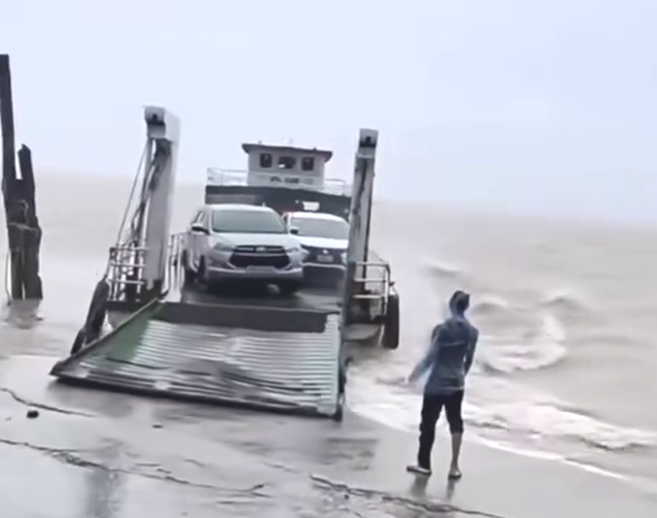 Thót tim cảnh phà chở gấp đôi số ô tô cho phép, chủ phà bị đề nghị phạt 10 triệu đồng - Ảnh 1.
