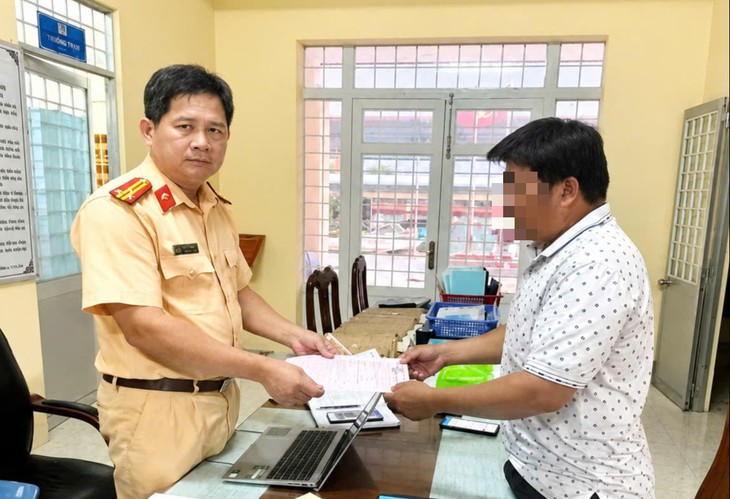 Thót tim cảnh phà chở gấp đôi số ô tô cho phép, chủ phà bị đề nghị phạt 10 triệu đồng - Ảnh 2.
