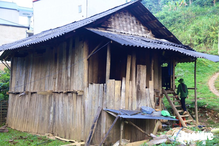Mồ côi vì lũ cuốn mẹ đi, tân SV dân tộc Thái về học thủ đô, chưa quen thang máy đã đi làm thêm  - Ảnh 8.