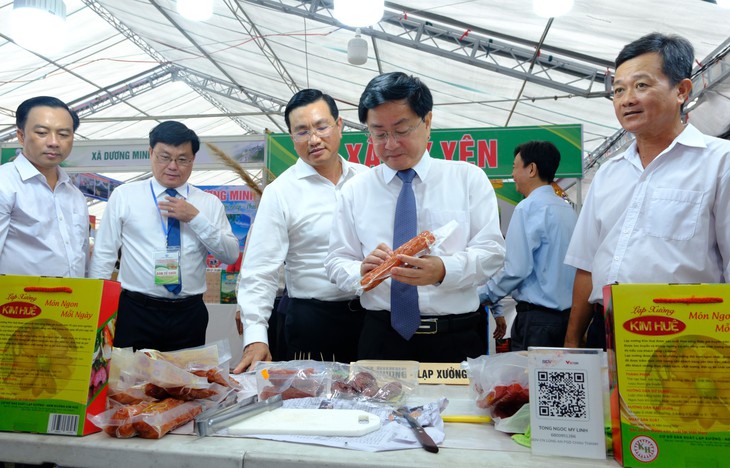 Lần đầu tiên sản phẩm OCOP 96 xã, phường Tây Ninh tập trung một tuần tại núi Bà Đen cho khách tham quan, mua sắm - Ảnh 1.