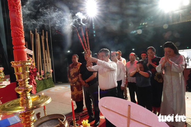 Phó bí thư Nguyễn Phước Lộc dự lễ giỗ tổ sân khấu tại Nhà hát kịch TP.HCM - Ảnh 1.