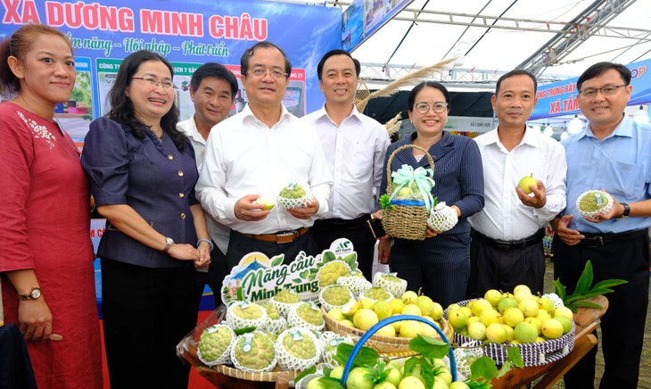 Lần đầu tiên sản phẩm OCOP 96 xã, phường Tây Ninh tập trung một tuần tại núi Bà Đen cho khách tham quan, mua sắm - Ảnh 3.