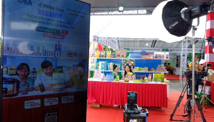 Lần đầu tiên sản phẩm OCOP 96 xã, phường Tây Ninh tập trung một tuần tại núi Bà Đen cho khách tham quan, mua sắm - Ảnh 4.