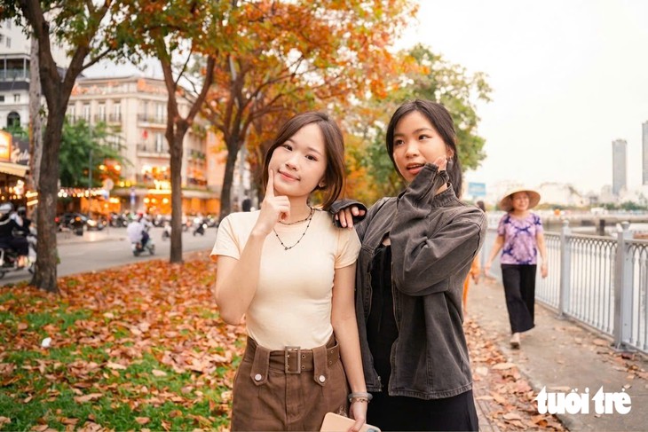 ‘Mùa thu TPHCM’: Con đường ngập lá vàng hút người trẻ đến chụp ảnh - Ảnh 3.