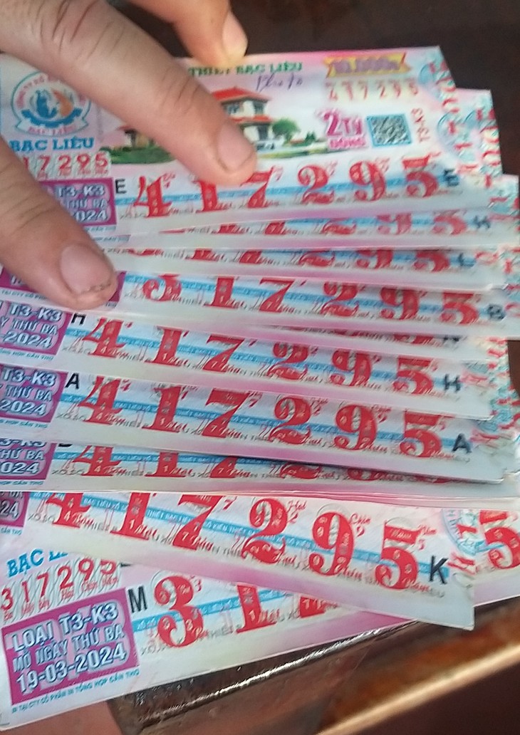 Em bán vé số mấy chục năm mà chưa ai trúng, nói chi anh - Ảnh
1.