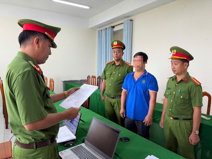 Khai thác đất mặt ruộng trái phép, một người ở Vĩnh Long bị khởi tố, cấm đi khỏi nơi cư trú - Ảnh 1.