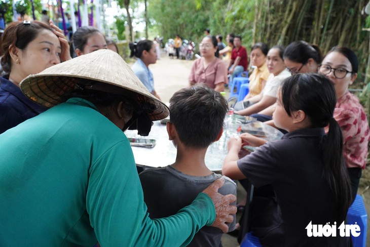 Mẹ lao công ở Đà Nẵng tử vong trên con đường 'làm mãi không xong': 3 con được hỗ trợ hơn 438 triệu đồng - Ảnh 2.