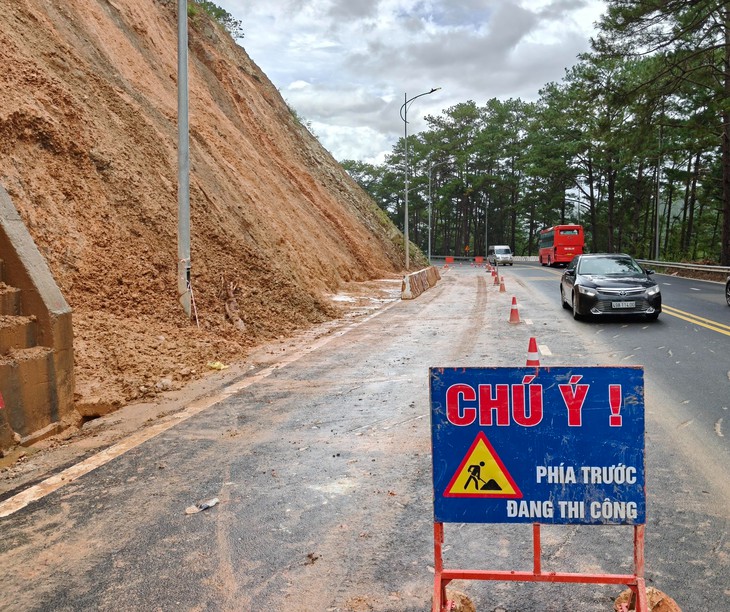 Lâm Đồng công bố tình huống khẩn cấp sạt lở đèo Prenn, cửa ngõ Đà Lạt - Ảnh 1.