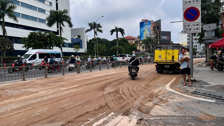 Tài xế xe ben chở đất làm rơi vãi trên đường Cộng Hòa bị phạt 6 triệu đồng - Ảnh 4.
