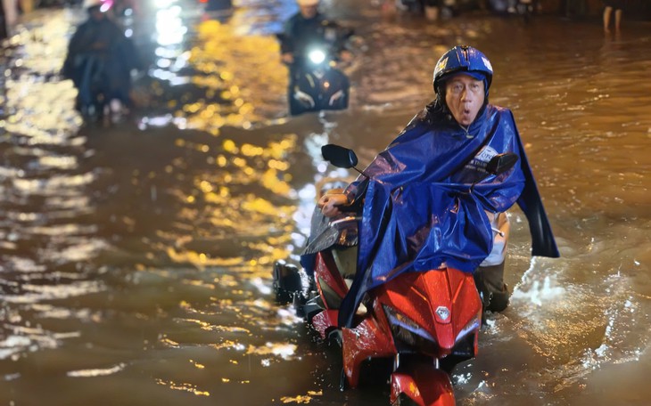 Hôm nay xoáy thấp vào TP.HCM, Nam Bộ, ngày thời tiết xấu nhất trong đợt mưa lớn - Ảnh 3.