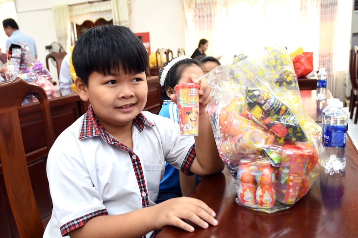 Đồng Nai trao 10.000 phần quà Trung thu cho thiếu nhi 12 xã biên giới, miền núi - Ảnh 3.