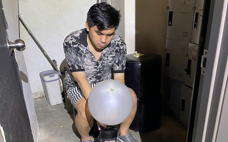 Hít 50 quả bóng cười mỗi ngày, thanh niên 24 tuổi tổn thương thần kinh, yếu tứ chi - Ảnh 2.