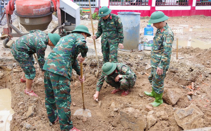Từ thông tin người Lào cung cấp tìm thấy 1 hài cốt liệt sĩ, trong mộ có di vật khắc ký hiệu T62-07 - Ảnh 3.