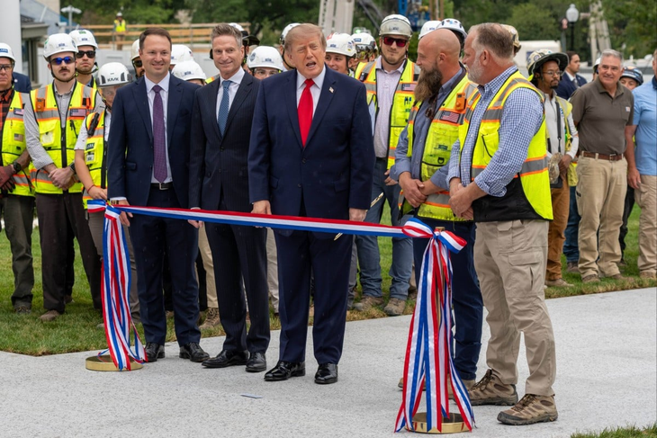 Ông Trump khánh thành bãi đáp trực thăng mới của Nhà Trắng - Ảnh 1.